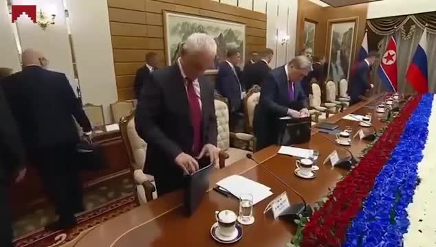 Rus bakanlar Kim Jong-un'dan önce salona alınmadı!
