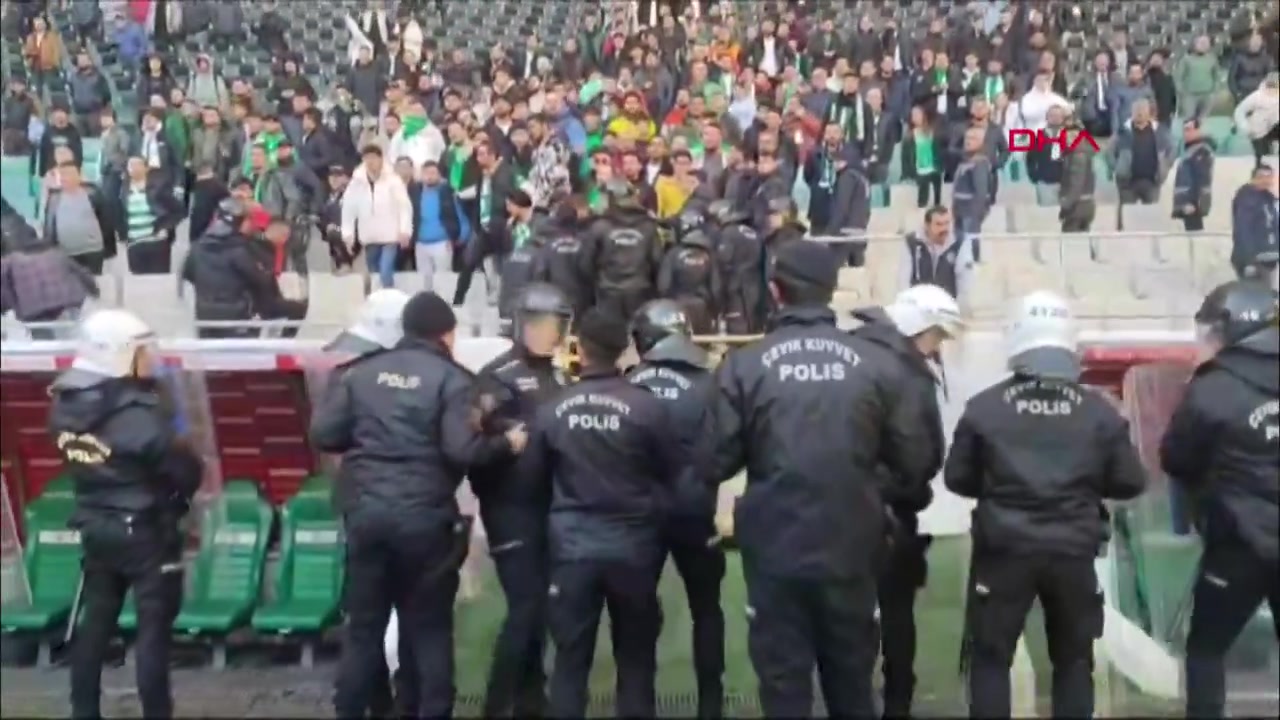 Bursaspor-Diyarbekirspor maçında saha karıştı
