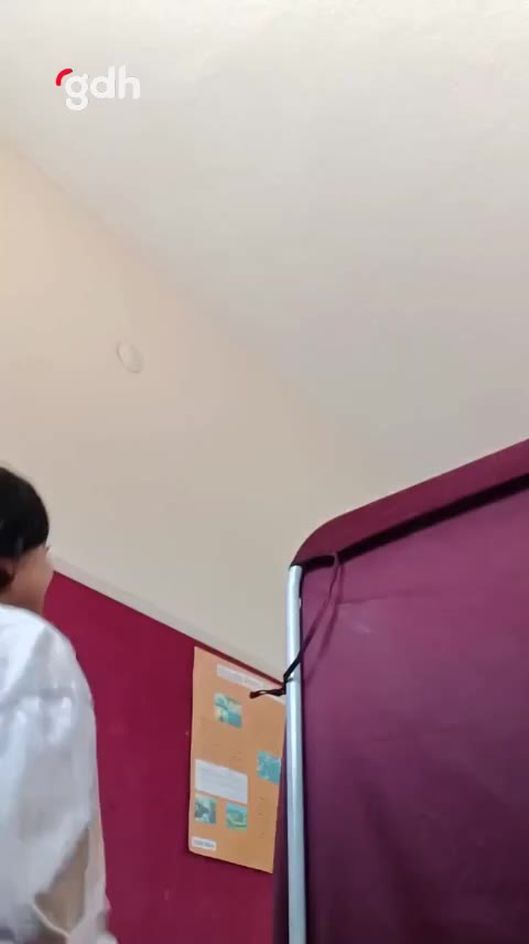 Bir vatandaş, oy verirken mührü kırdığı anları paylaştı