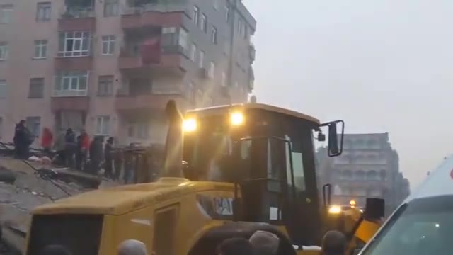 Diyarbakır'da hava aydınlanıyor, kurtarma çalışmaları sürüyor