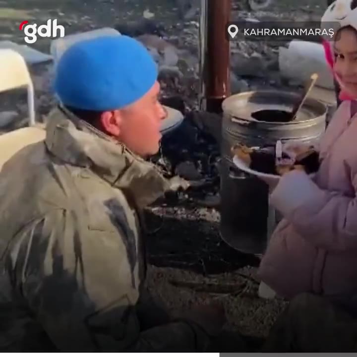 Mehmetçik, depremde annesini kaybeden Ayşegül'e sürpriz yaptı
