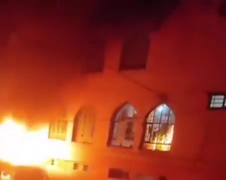 İran'da mollaların eğitim aldığı medrese ateşe verildi