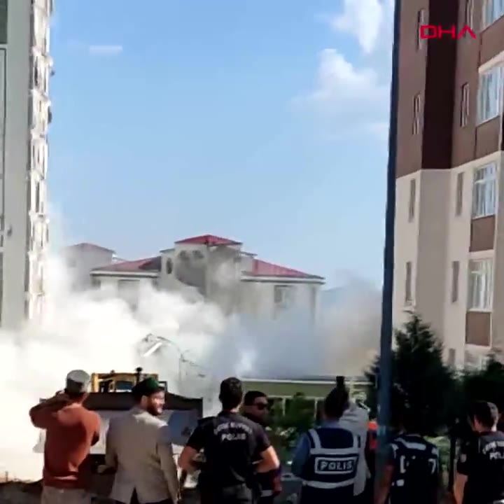 Kahramanmaraş'ta yıkılan bina sağlam binanın üzerine devrildi