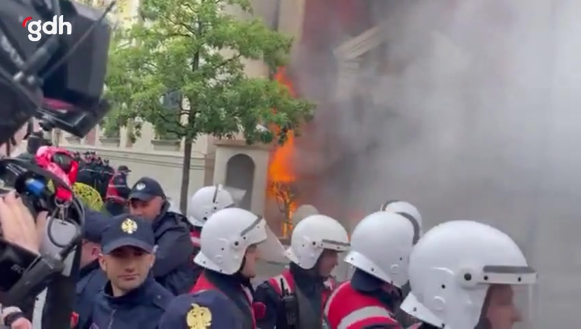 Tiran'da yolsuzluk protestosu: Belediye binası ateşe verildi