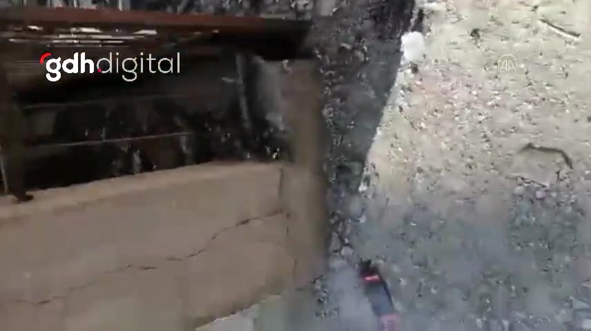 Kahramanmaraş'ta arama kurtarma ekibine beton parçaları düştü