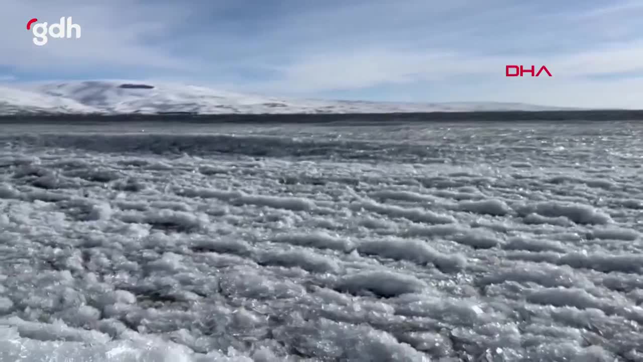Çıldır Gölü'nde fırtına buzları parçaladı, yeniden donması bekleniyor