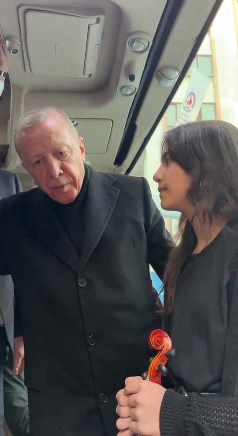 Fahrettin Altun, Erdoğan’ın keman çalan çocukla anını paylaştı
