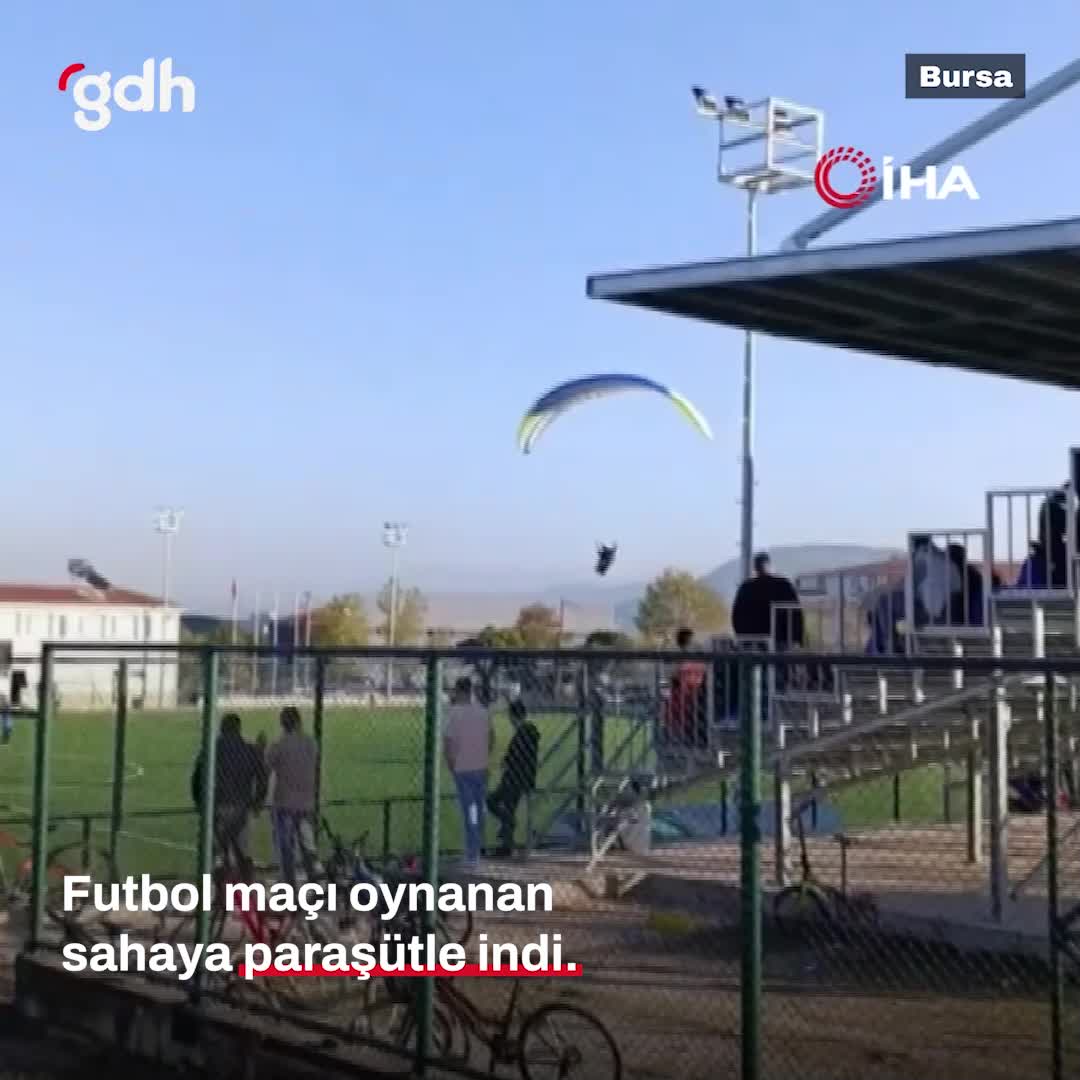 Bursa'da vatandaştan futbol sahasına paraşütle iniş