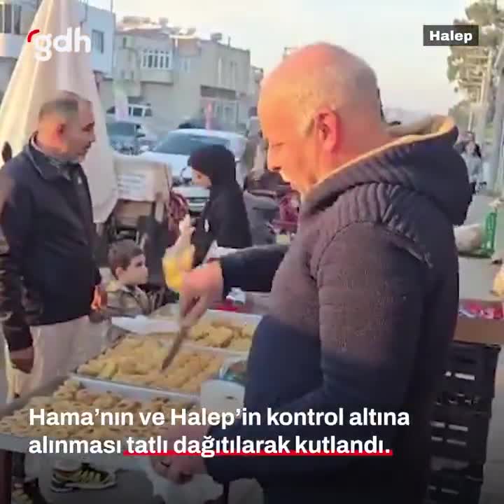 Halepli Suriyeliler, Hama ve Halep'i tatlı dağıtarak kutladı