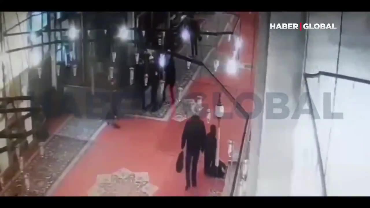 Fatih Camisi'nde imam ve cemaate bıçaklı saldırı anları görüntülendi