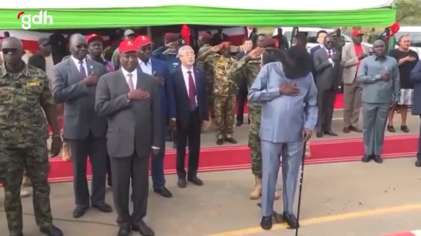 Güney Sudan Devlet Başkanı Salva Kiir, törende altına işedi