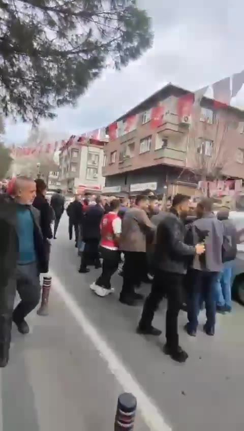 CHP Adayı Onursal Adıgüzel'in gönüllüleri, rakibe saldırdı
