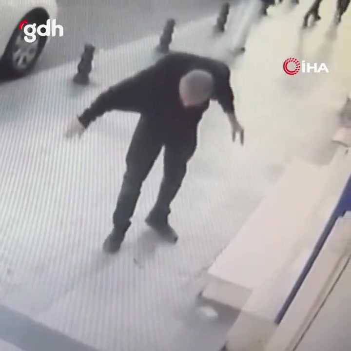 Beyoğlu'nda börekçideki genç, araçna şişe fırlatan adamı yaraladı