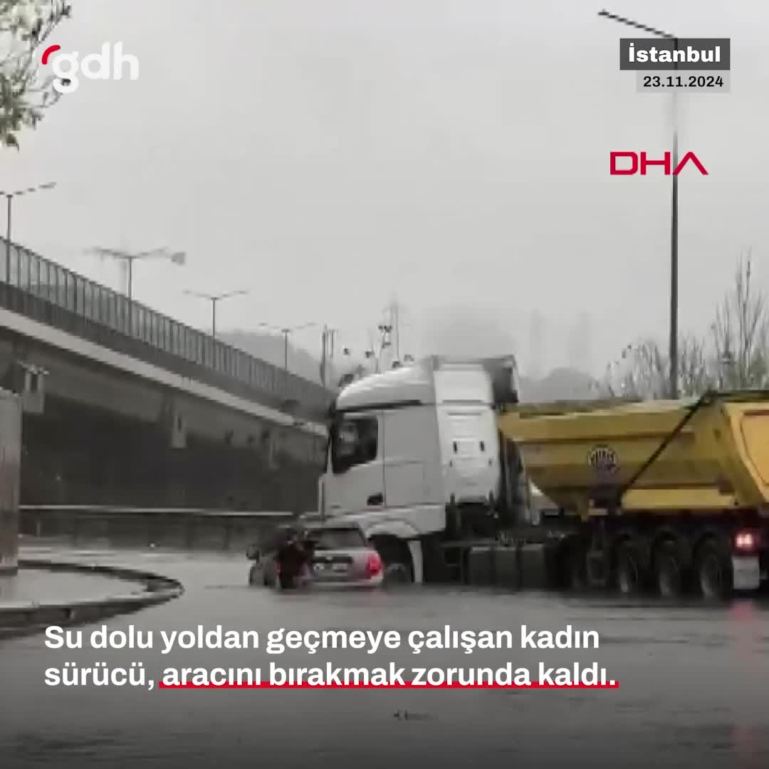 İstanbul'da suyla dolan yolda kadın sürücü kaçmak zorunda kaldı