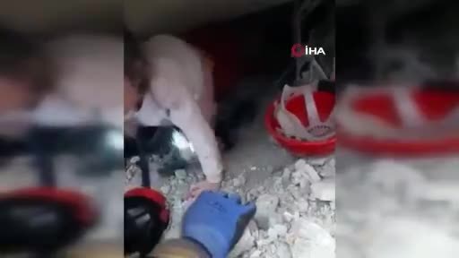 Kahramanmaraş'ta enkazdan kız çocuğu kurtarıldı