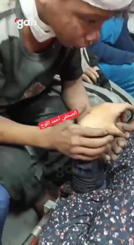 Gazze'de yaralı çocuk annesine "bırakma" dedi