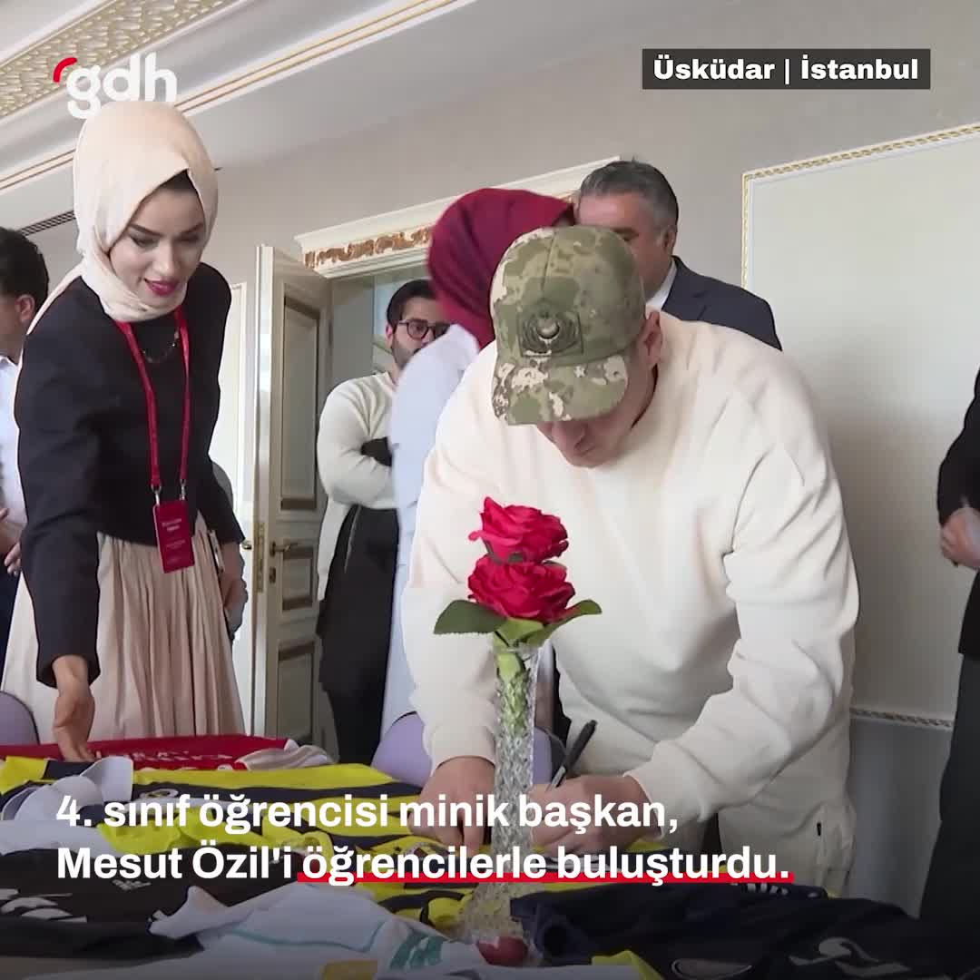 Üsküdar'da 4. sınıf öğrencisi Mesut Özil'i okula getirdi