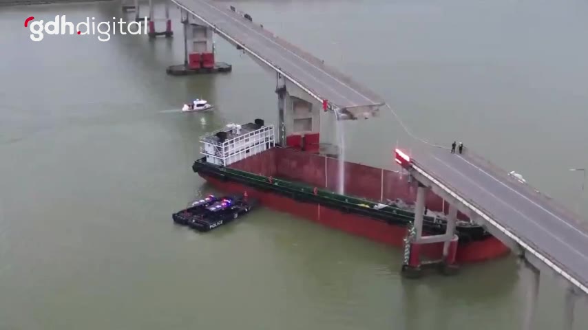 Guangzhou yakınında mavna köprüye çarptı, 2 ölü