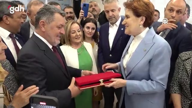 Meral Akşener, 68. yaşını partilileriyle kutladı