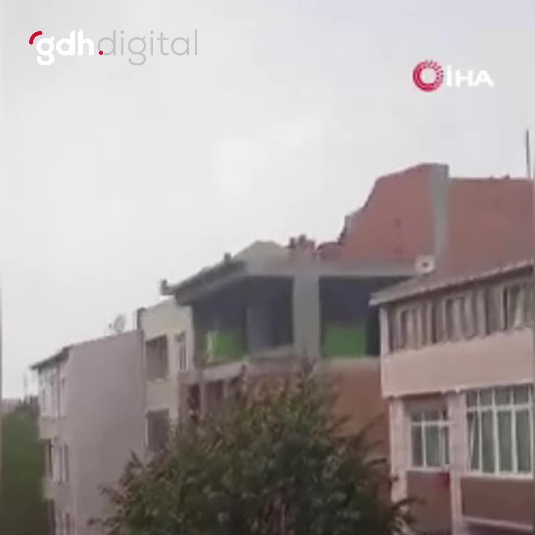 Küçükçekmece'de fırtına nedeniyle bina duvarı yıkıldı