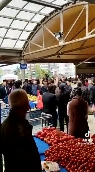 İmamoğlu, Tuzla Pazarı'nda PKK protestosuyla karşılaştı
