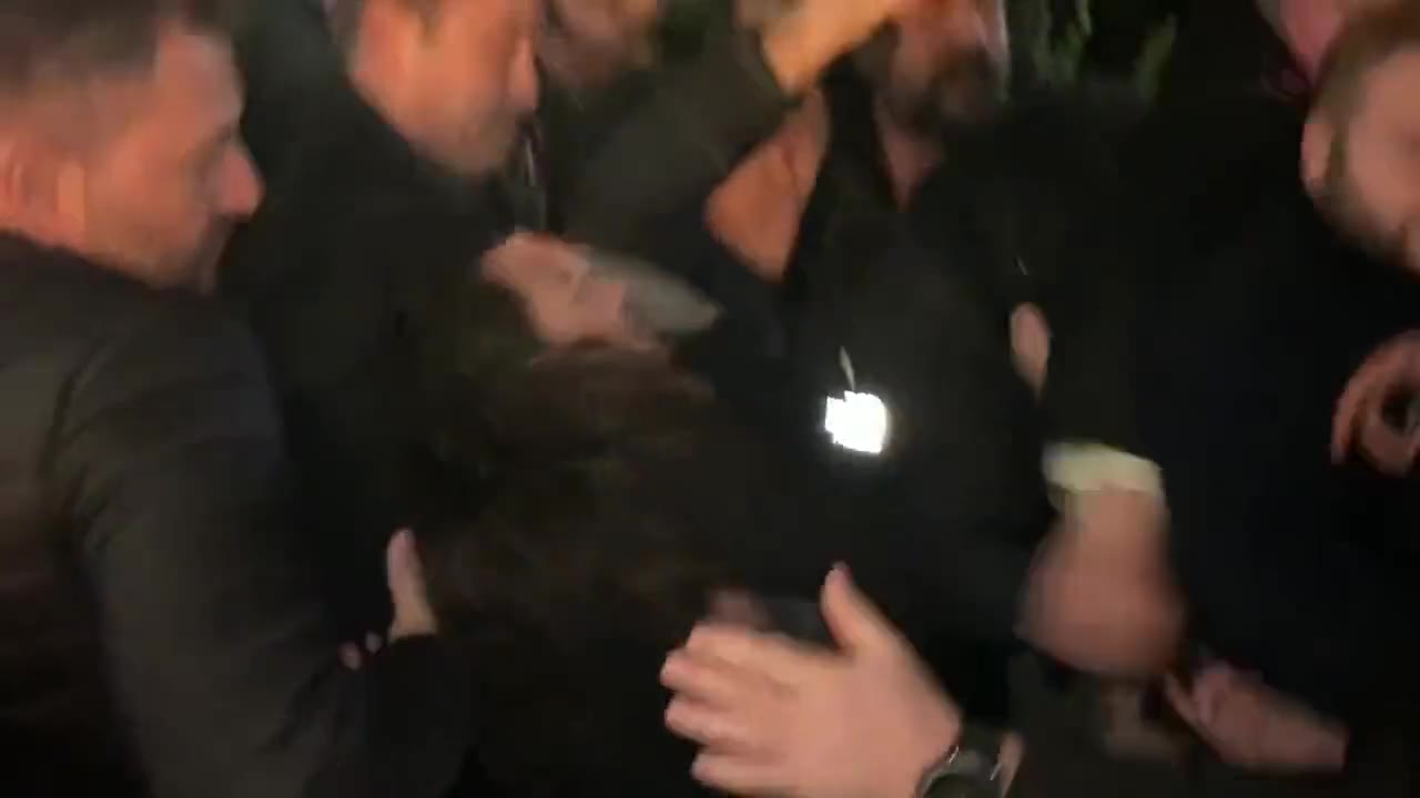 "Halkevleri Başkanı Merttürk, polise yapışıp vurdu."