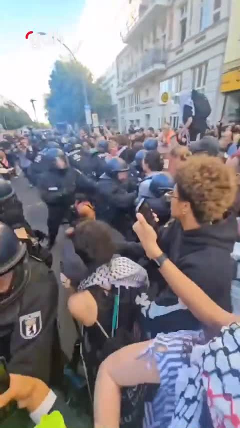 Berlin'de polis, İsrail'in katliamını protesto edenleri gözaltına aldı