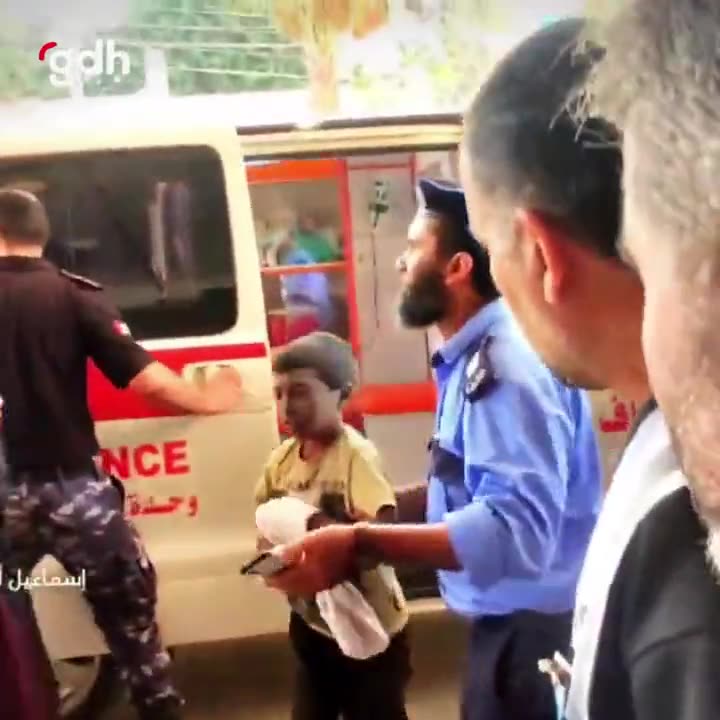 Gazze'de yaralı Filistinli çocuk hastaneye varınca şükretti