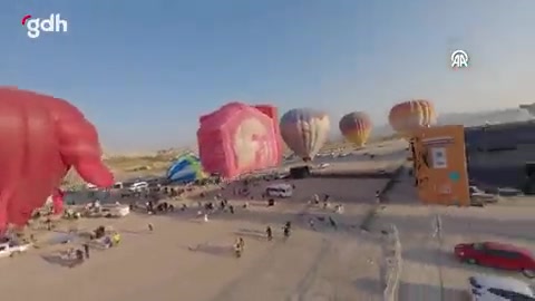 Kapadokya Balon Festivali'nde figürlü balon gösteri uçuşu yapıldı