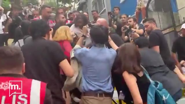 İstanbul Emniyeti, yasaklı yürüyüşe müdahale etti; LGBT'liler gözaltında