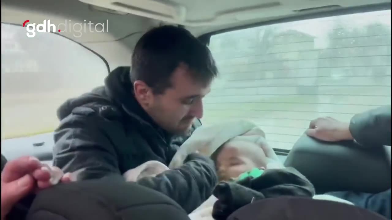 Baba enkazdan çıkarıp battaniyeye sardı, melek oldu. 🤲🏻