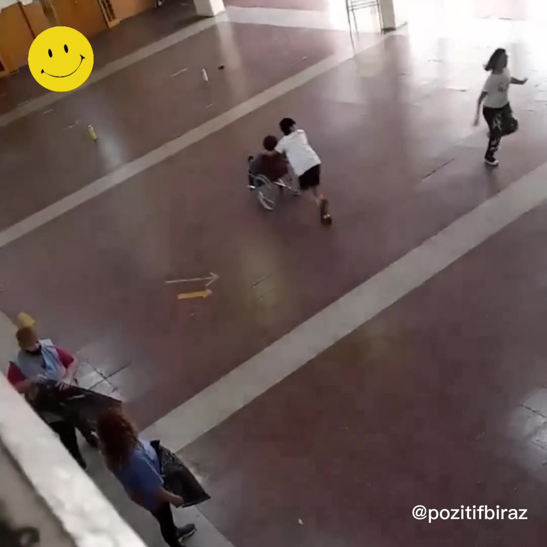 Tekerlekli sandalyedeki arkadaşı oyuna dahil eden çocuk