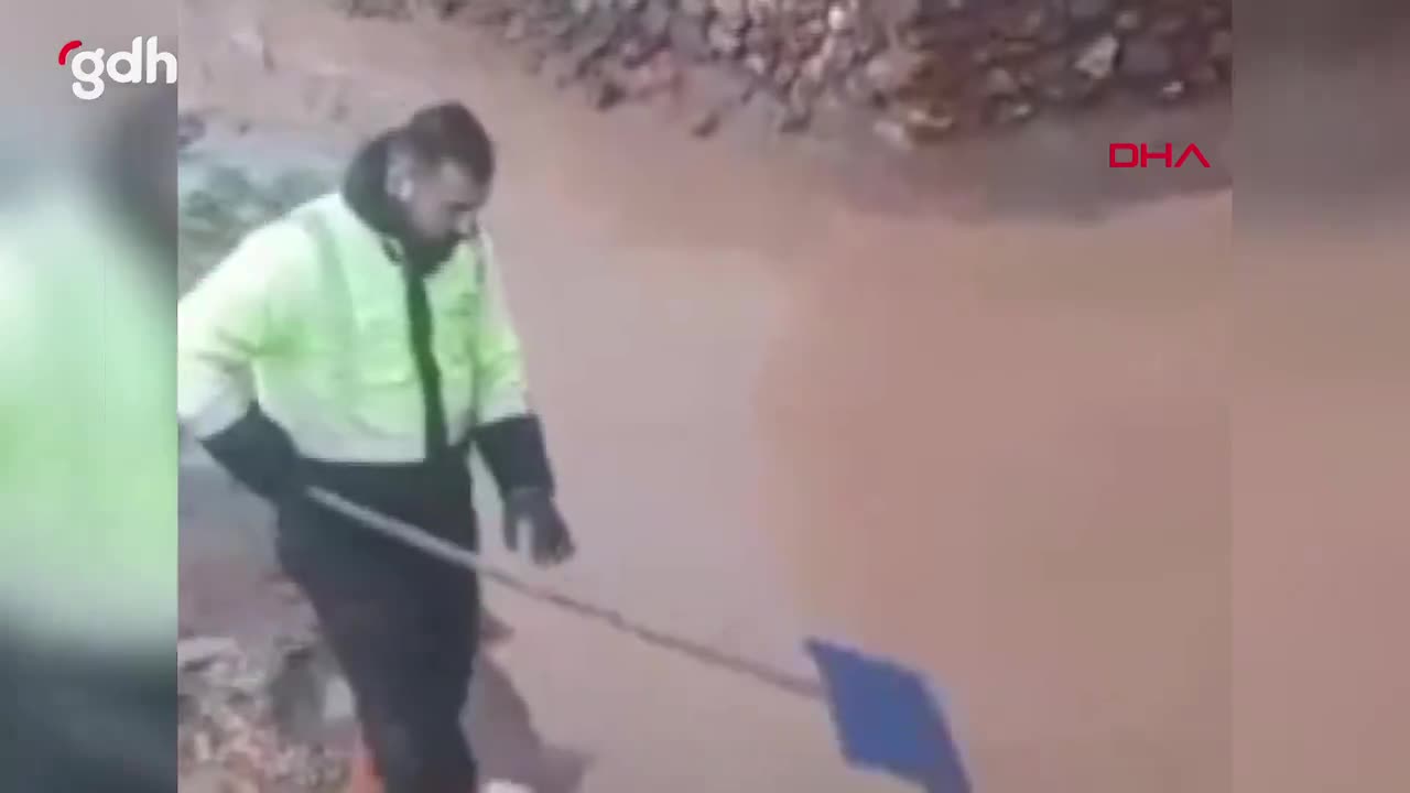 Başkale, Saray ve Muradiye'de sağanak yağış sel getirdi