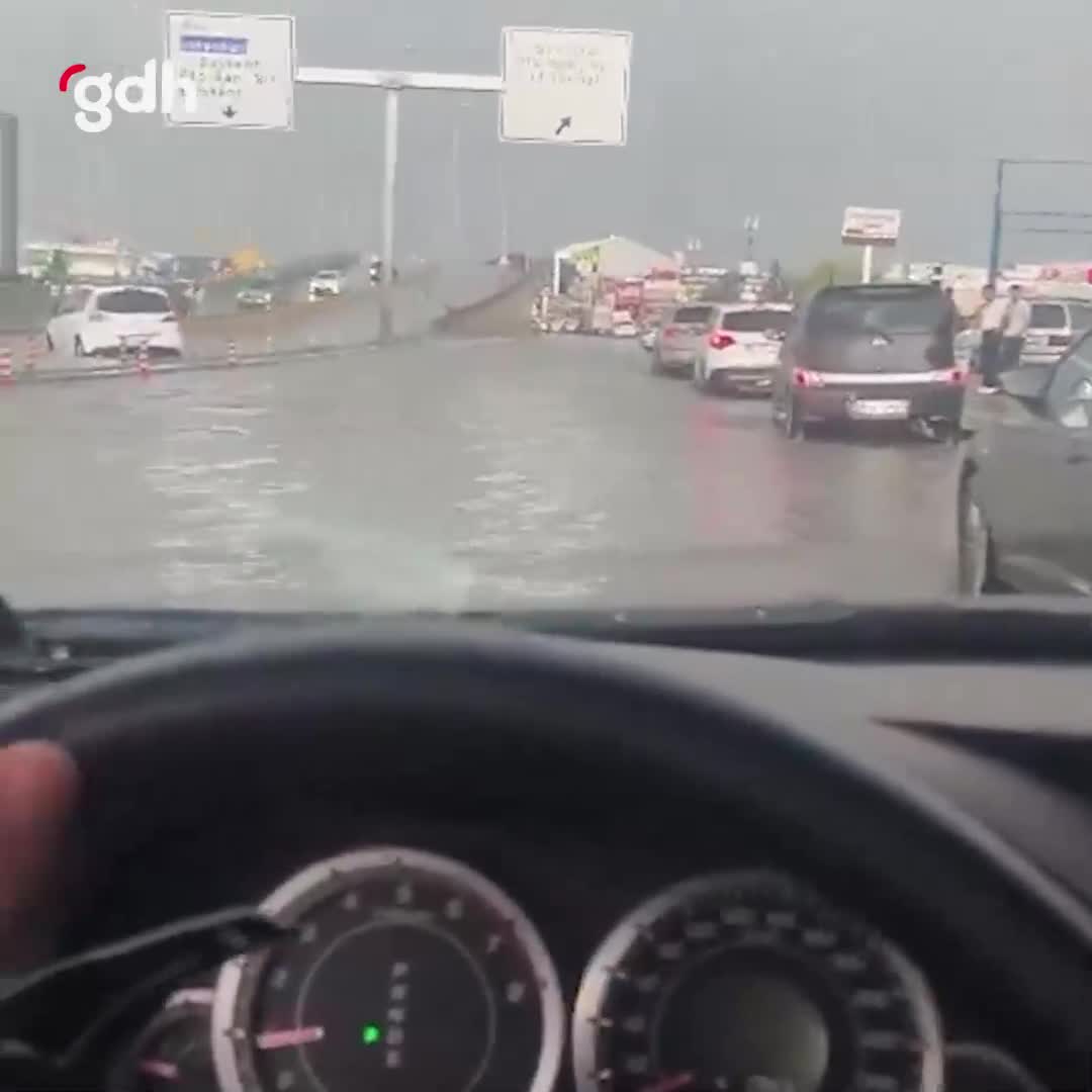 Ankara'da aşırı yağış caddeleri su altında bıraktı