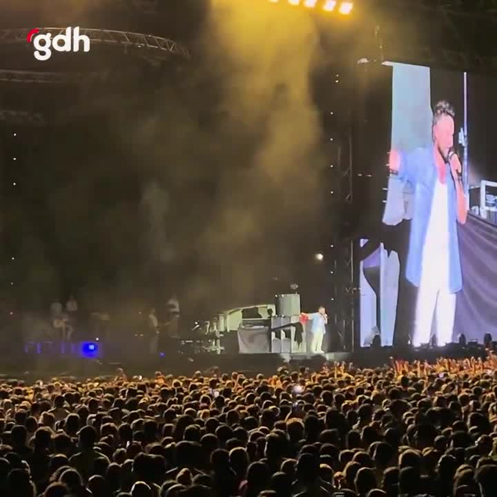 Tarkan, terini sildiği havluyu seyircilere attı!
