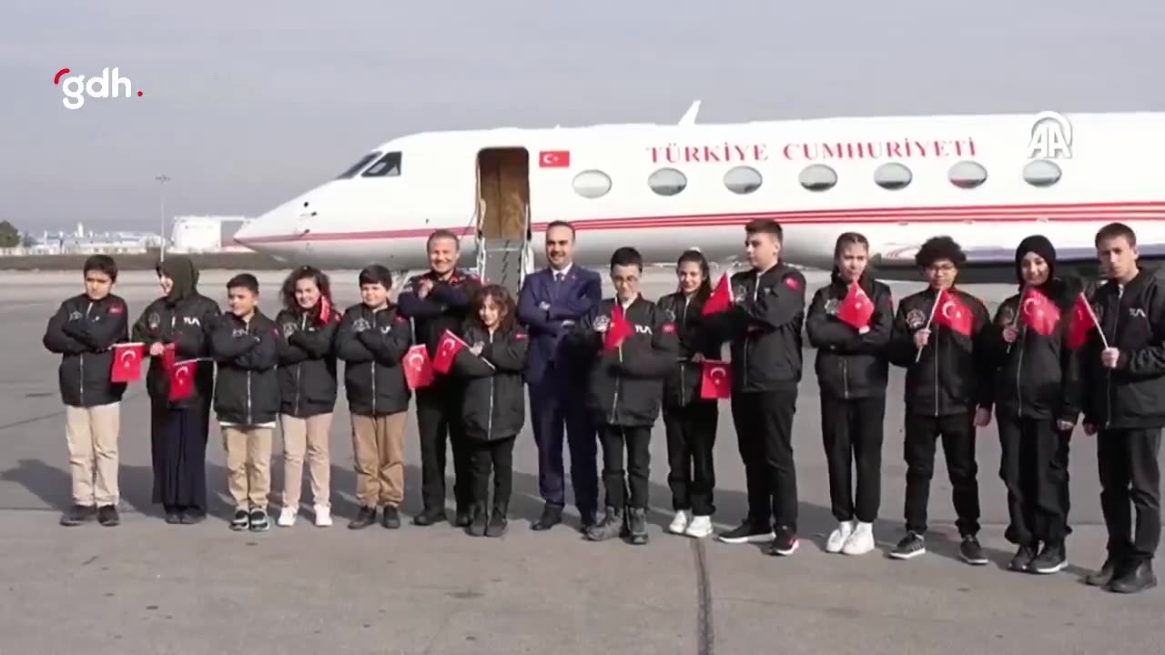 Alper Gezeravcı, Türkiye'ye dönerken çocuklarla fotoğraf çektirdi