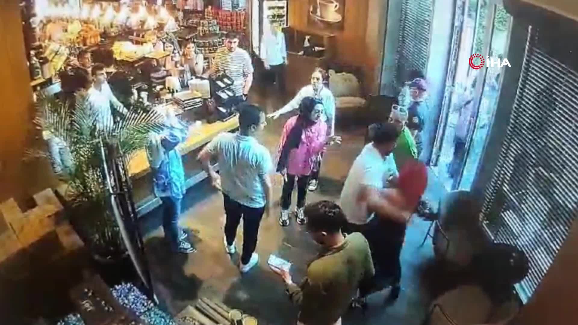 Beyoğlu'nda Kahve Sırasında Kavga: Kadın Kız Kardeşlere Salgırdı