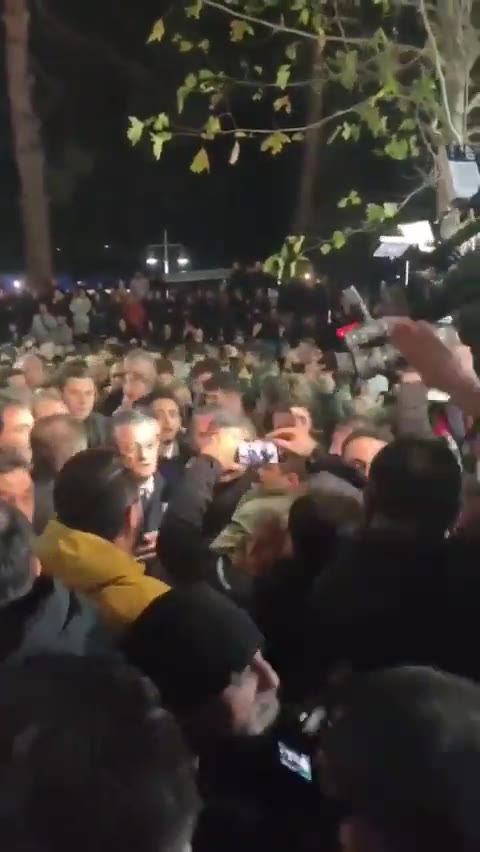 CHP Genel Başkanı Özgür Özel, şehit cenazesinde tepkiyle karşılaştı