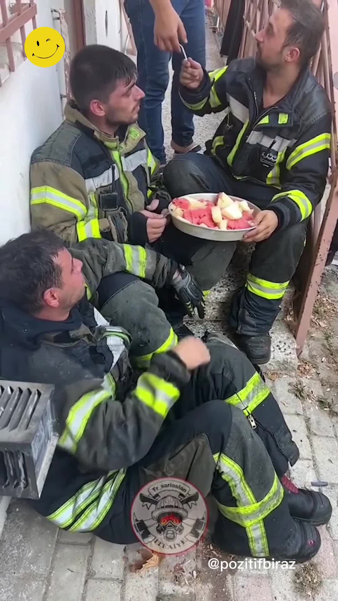 Kahraman itfaiye ekibini ödüllendiren mahalle sakini