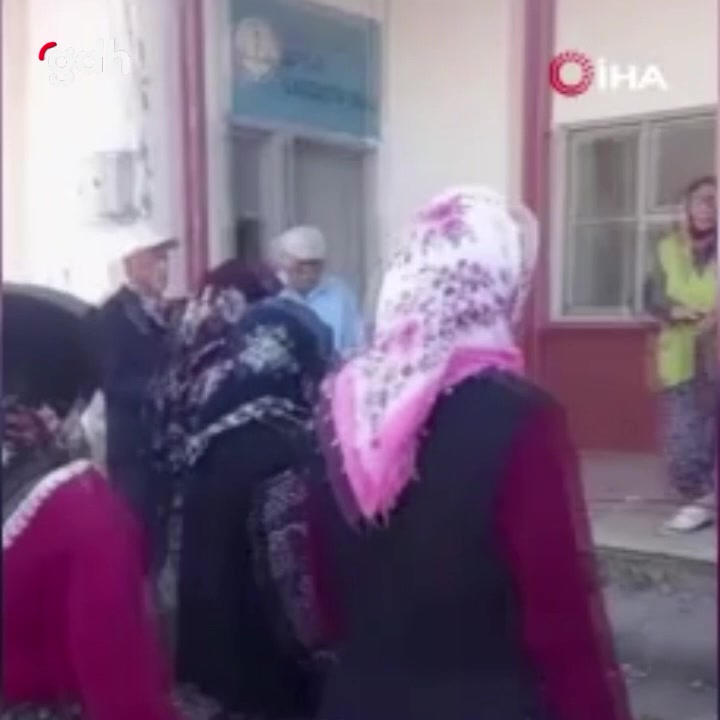 Tokat'ta kadınlar, kapalı okul bahçesinde Cumhuriyet Bayramı'nı kutladı