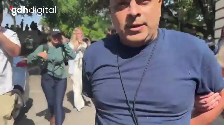 Teksas polisi, Filistin yanlısı öğrencilere şiddeti gösteren muhabiri gözaltına aldı