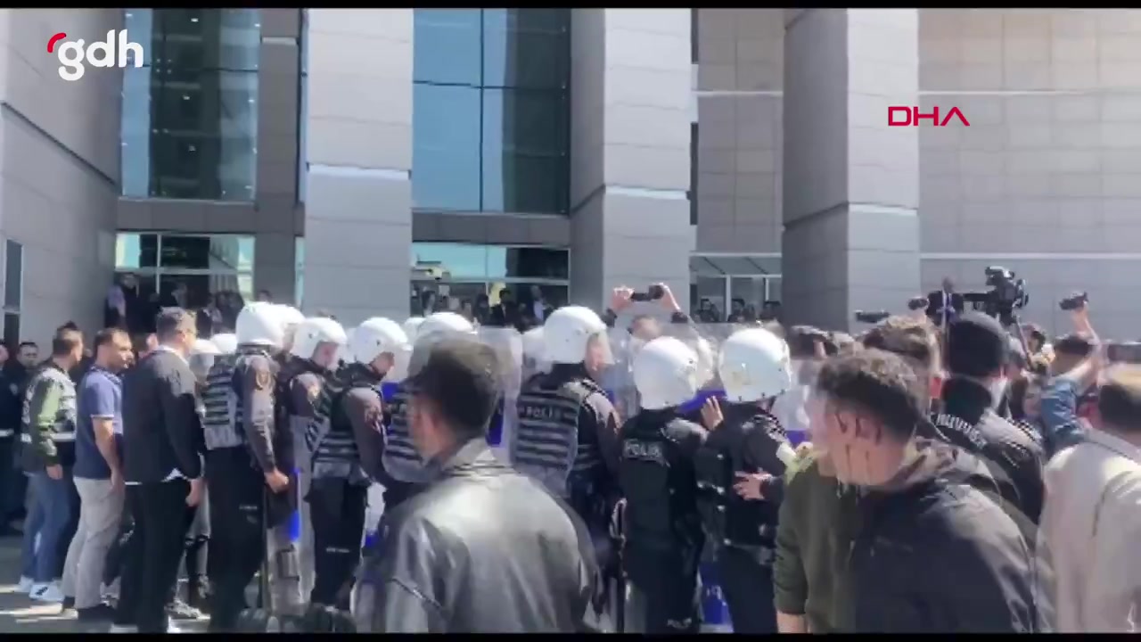 İstanbul Adalet Sarayı'nda avukatların protestosu: Arbede çıktı