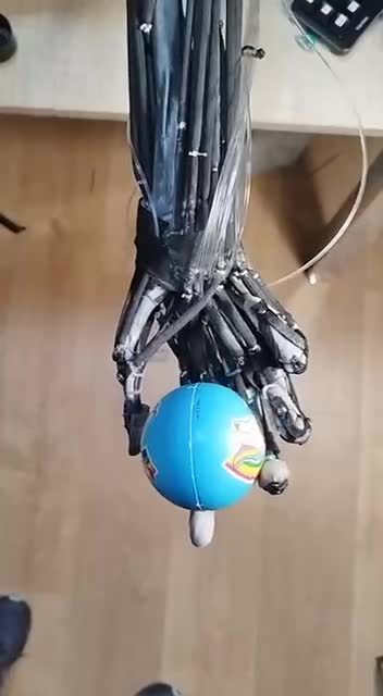 Clone Robotics tarafından üretilen insan elinin kopyası