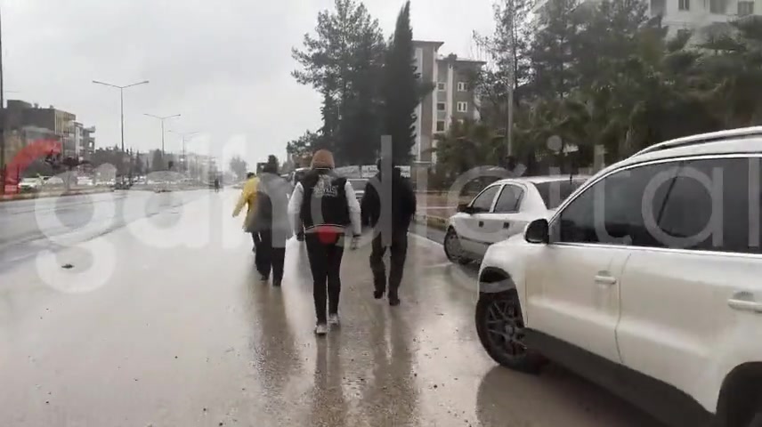 Adıyaman'da enkazdan kurtarılan çocuk, saatler süren çaba ile