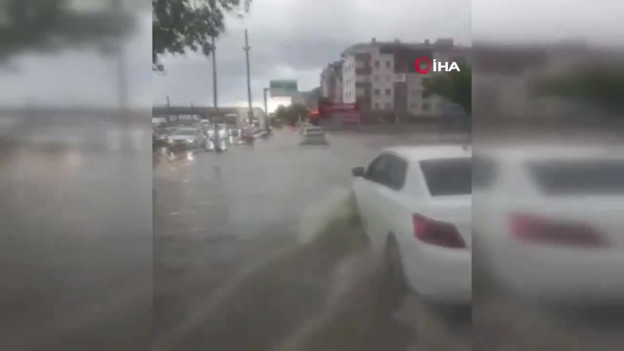 Ankara'da sağanak, su birikintileri ve araçlar suda kaldı