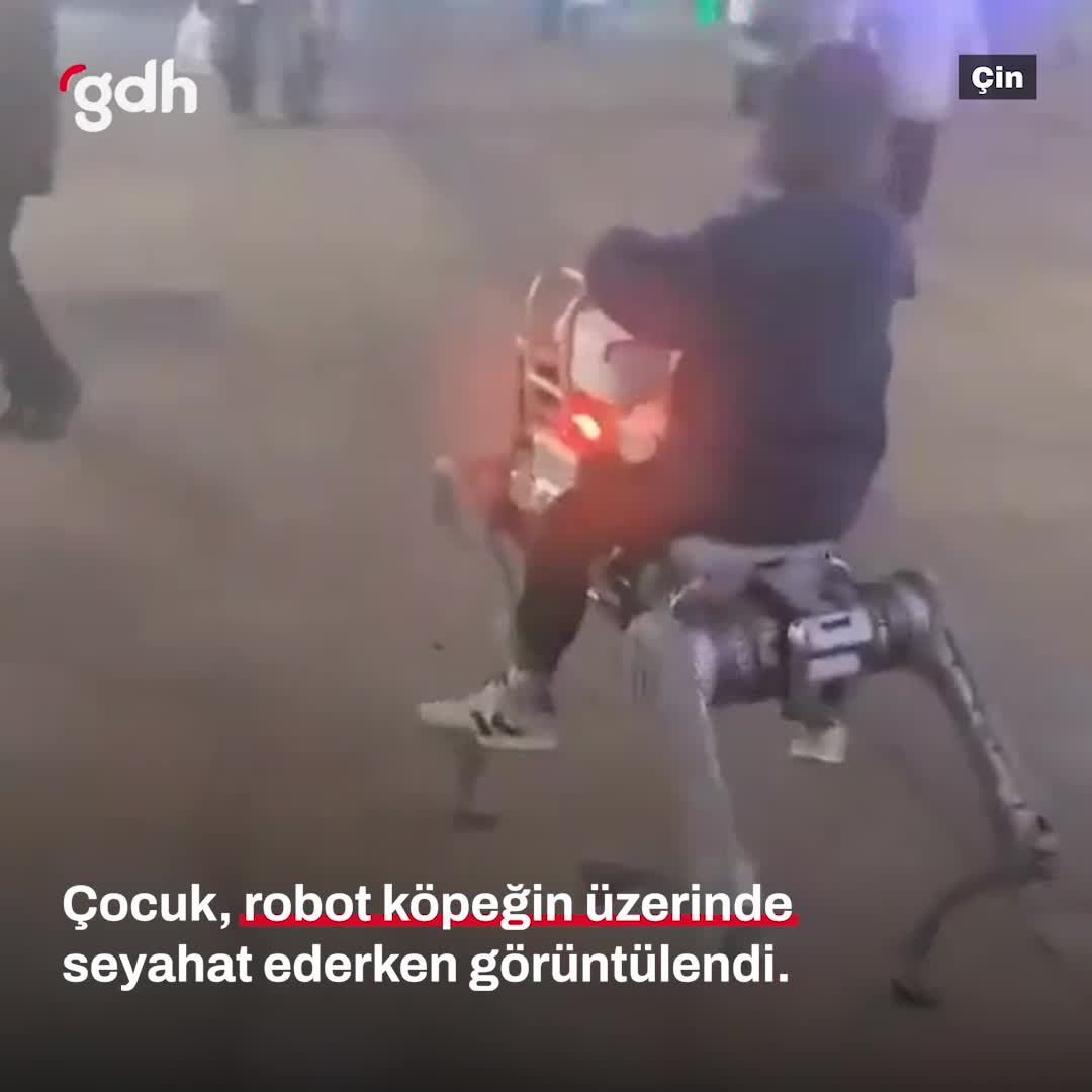 Çin'de bir çocuk robot köpekte seyahat ederken görüntülendi