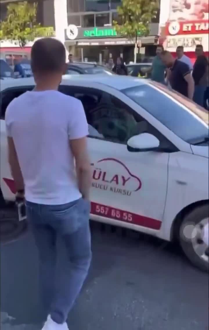 Kocaeli'de Lise Müdür Yardımcısı Trafikte Vurularak Öldürüldü