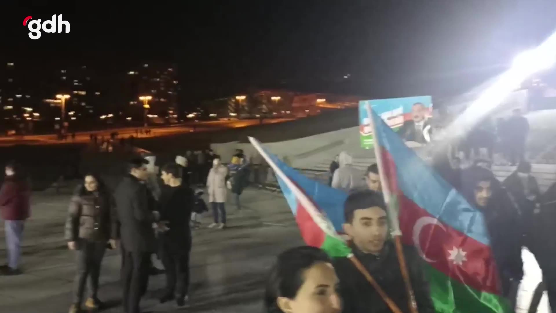 Bakü'de vatandaşlar, Aliyev'in yeniden seçilmesini dansla kutladı