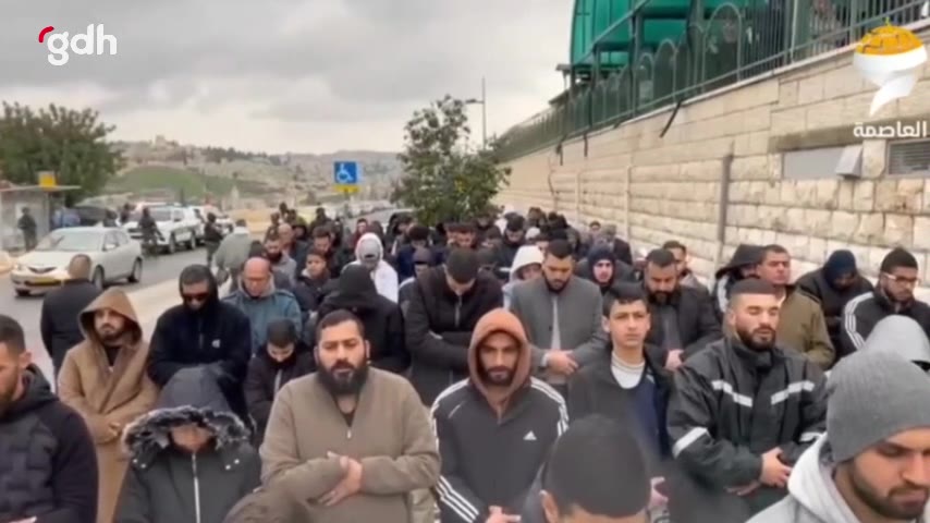 Müslümanlar, Kudüs'te sokaklarda Cuma namazı kıldı