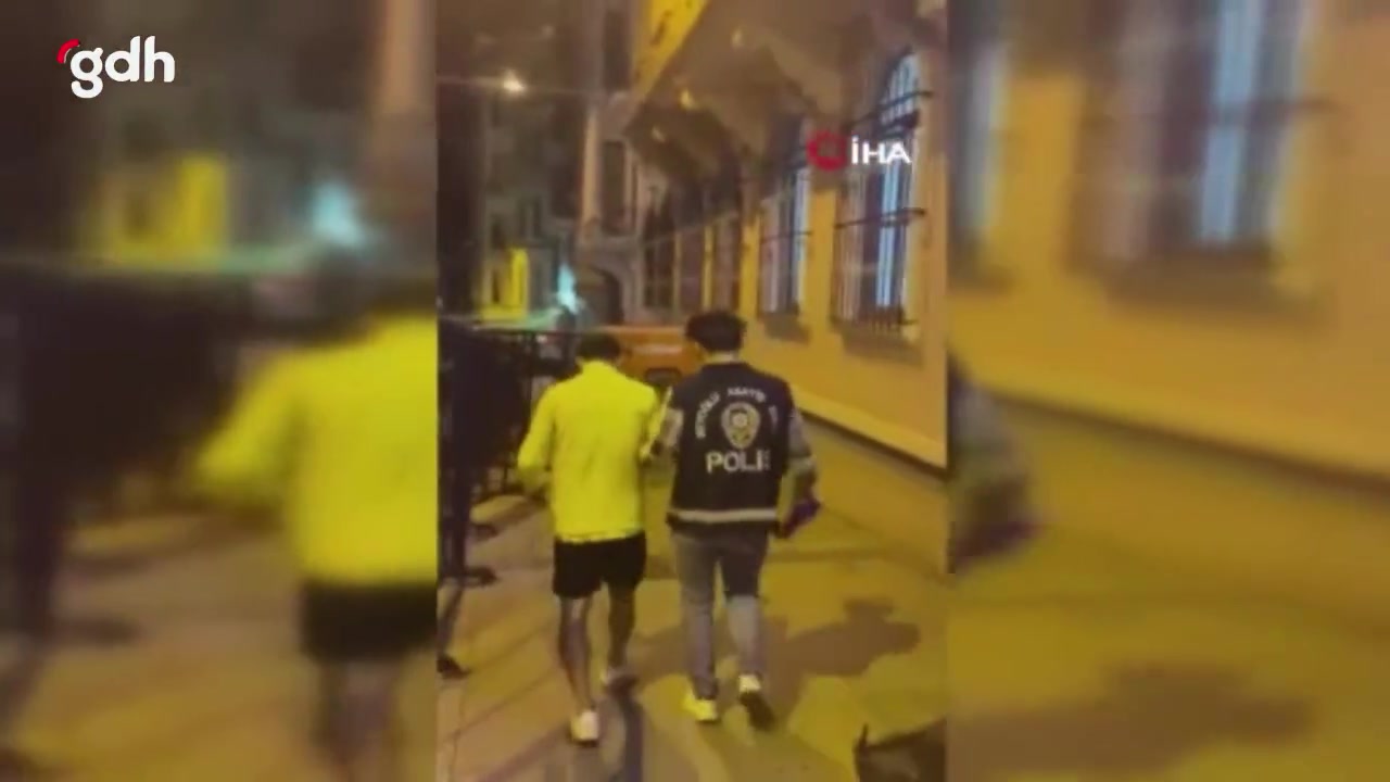 Trafikte uygulama yaparak araçlara bakan futbolcu yakalandı